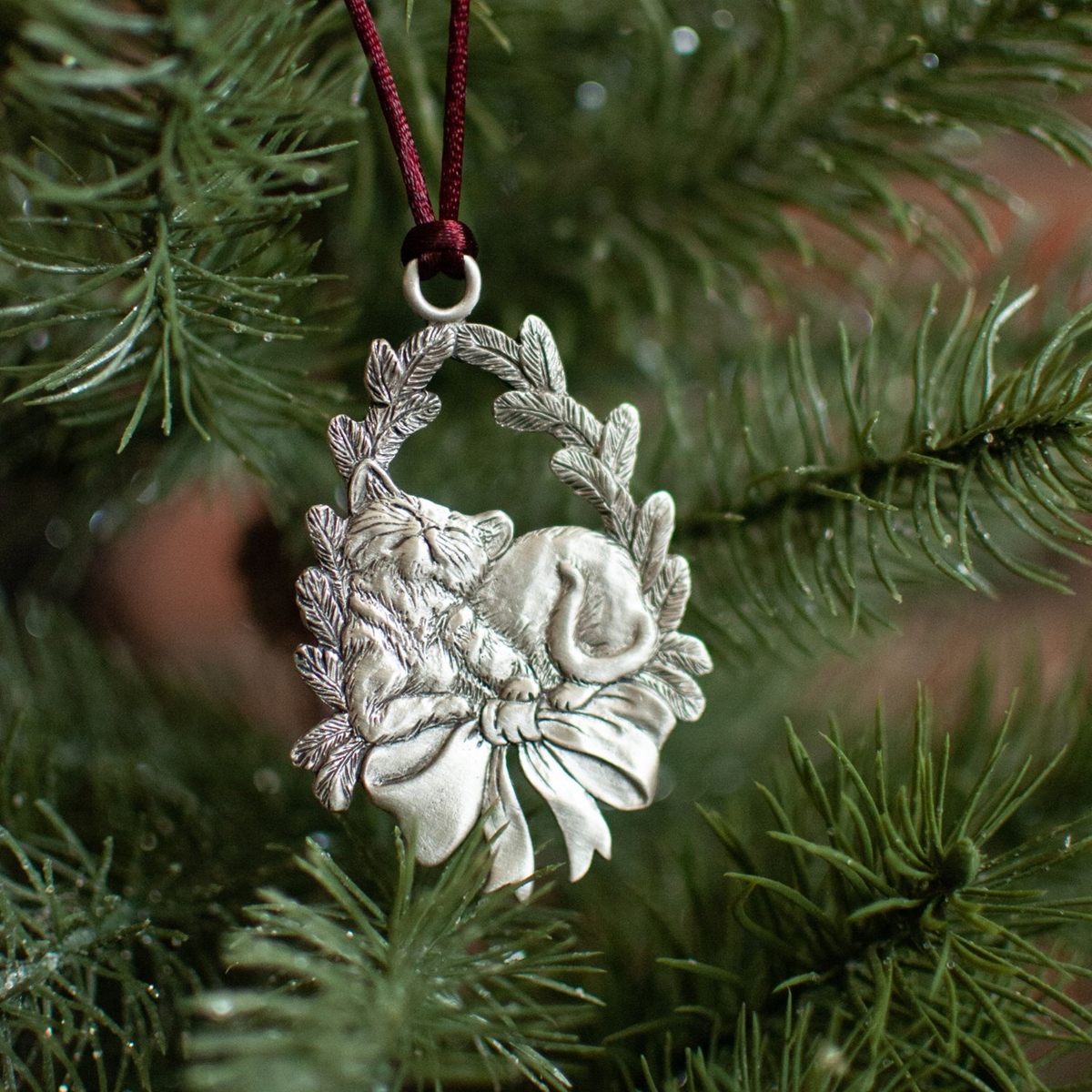 Cat in Wreath Plant a Tree Ornament